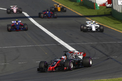 Romain Grosjean, Haas F1 Team VF-17, devant Felipe Massa, Williams FW40, Carlos Sainz Jr., Scuderia Toro Rosso STR12, et Daniil Kvyat, Scuderia Toro Rosso STR12, au départ