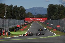 Fernando Alonso, McLaren MCL32, Romain Grosjean, Haas F1 Team VF-17