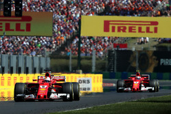 Ganador de la carrera Sebastian Vettel, Ferrari SF70-H, y el segundo lugar Kimi Raikkonen, Ferrari S