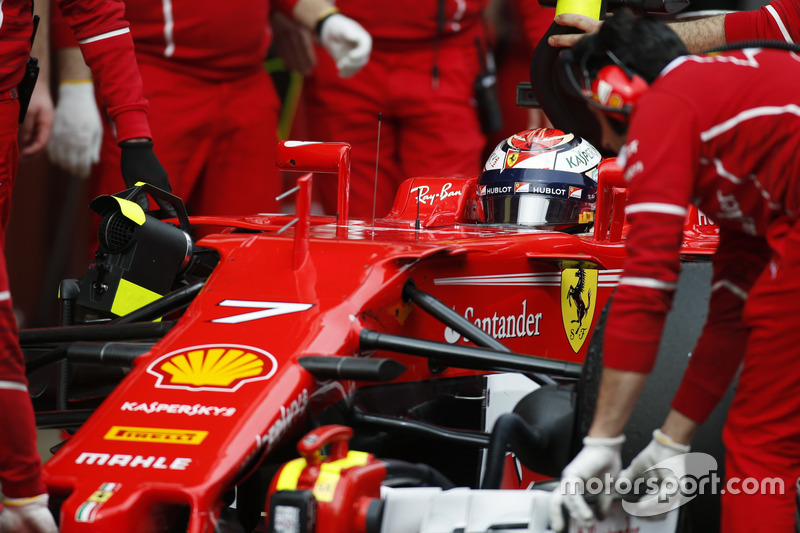 El Ferrari de Kimi Raikkonen es revisado por los mecánicos en el pit lane
