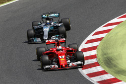 Sebastian Vettel, Ferrari SF70H; Valtteri Bottas, Mercedes AMG F1 W08