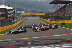 Льюіс Хемілтон, Mercedes-Benz F1 W08, лідирує на старті