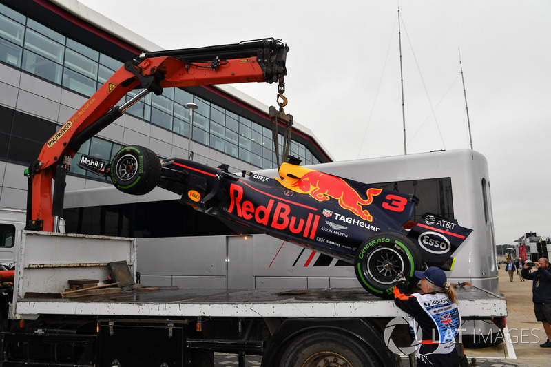 Coche de Daniel Ricciardo, Red Bull Racing RB13 es removido de la pista