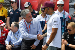Председатель Formula One Group Чейз Кэри и гонщик Mercedes AMG F1 Льюис Хэмилтон