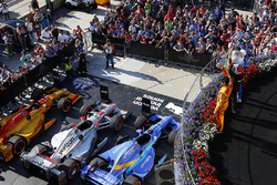 Podio: ganador Will Power, Team Penske Chevrolet, segundo lugar Scott Dixon, Chip Ganassi Racing Hon