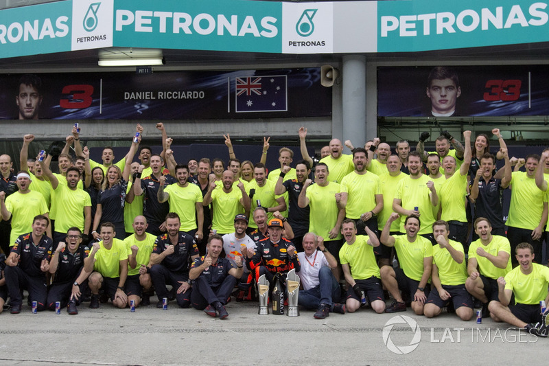 Race winner Max Verstappen, Red Bull Racing with Christian Horner, Red Bull Racing Team Principal, Dr. Helmut Marko, Red Bull Motorsport Consultant, Daniel Ricciardo, Red Bull Racing and the team