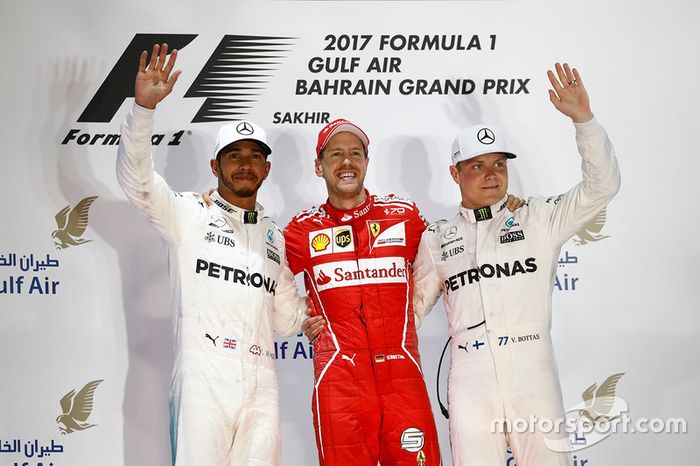 Podio: ganador Sebastian Vettel, Ferrari, Mercedes AMG F1 Lewis Hamilton el segundo lugar y tercer l