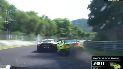 La maniobra que le costó a Estre la victoria en las 24 Horas de Nürburgring.