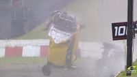 Carros capotam em Tarumã