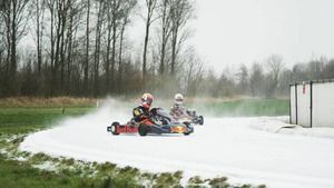Verstappen y Gasly se divierten sobre la nieve en karts