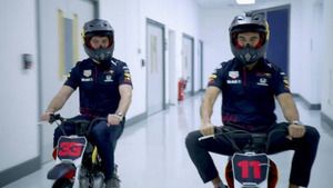 Verstappen y Pérez, en la fábrica de Red Bull Racing F1