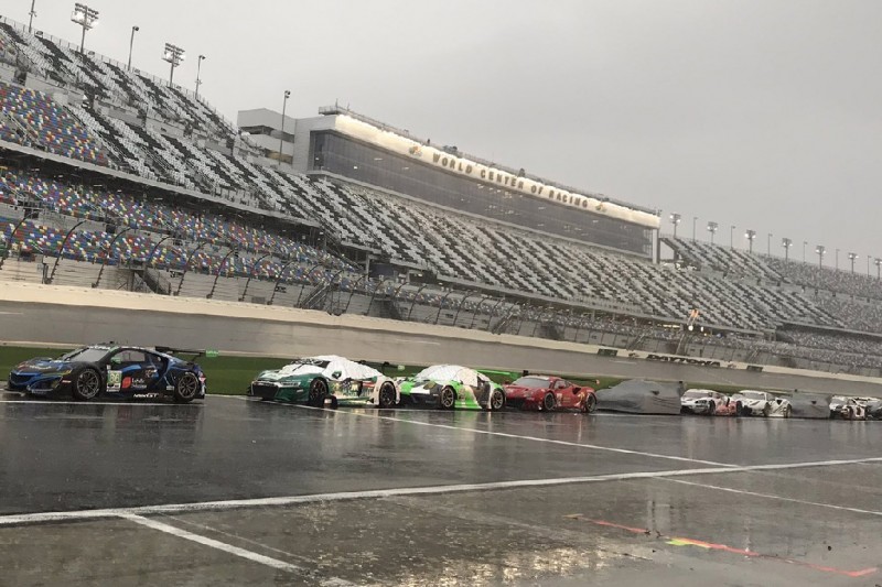 Cars line-up in the rain during red flag