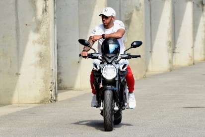Sponsor plant schon: Hamilton auf Rossis MotoGP-Bike