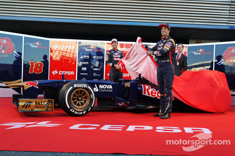 Scuderia Toro Rosso unveils new car: STR8 Away! - video