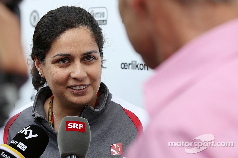 Monisha Kaltenborn,director del Sauber Team con la prensa