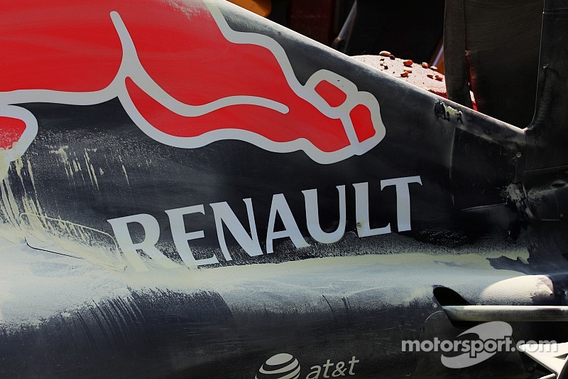 Daniil Kvyat, Red Bull Racing RB11 se retir&oacute; de la carrera con un motor de roto