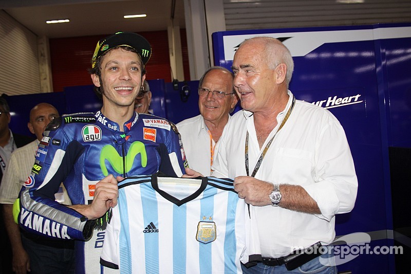 Valentino festeja con homenaje a Maradona