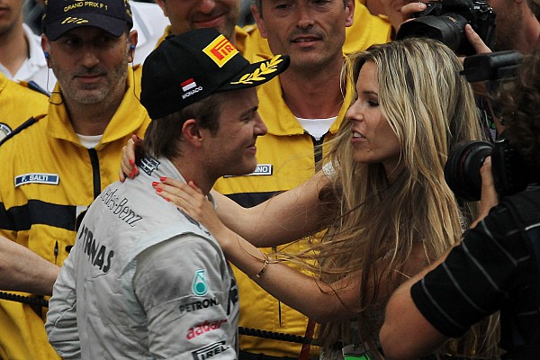 Rosberg se consuela con su esposa