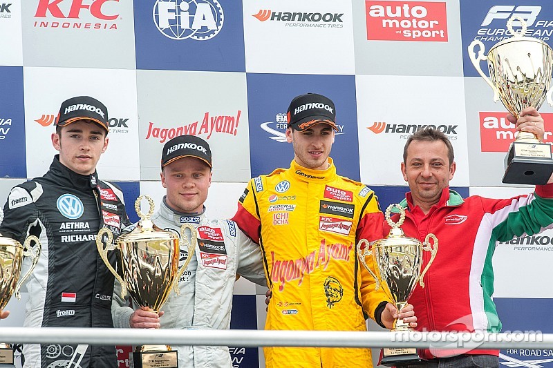 Podium: segundo lugar, Charles Leclerc, Van Amersfoort Racing y el ganador Felix Rosenqvist, Prema P