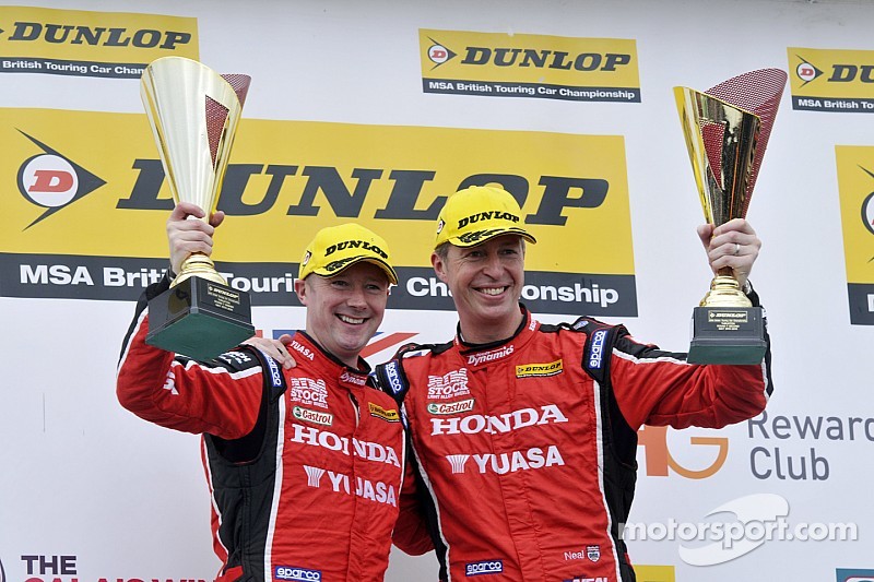Podium: El ganador de la carrera, Gordon Shedden, el tercer lugar, Matt Neal