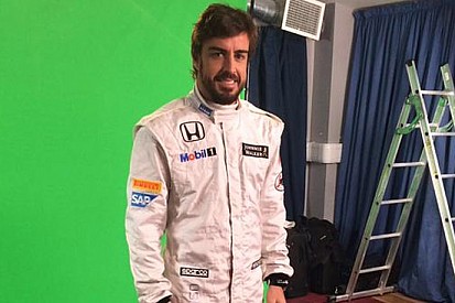 Fernando Alonso posa con la nuova tuta della McLaren