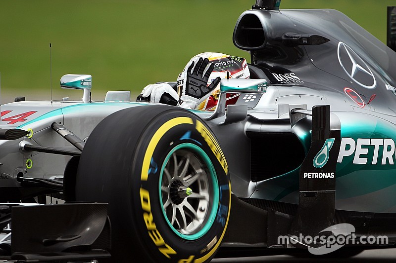 Lewis Hamilton, Mercedes AMG F1 W06 acena para os fãs