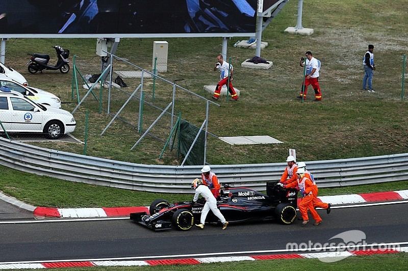 Fernando Alonso empurra seu McLaren MP4-30 de volta para os pits durante o Q2