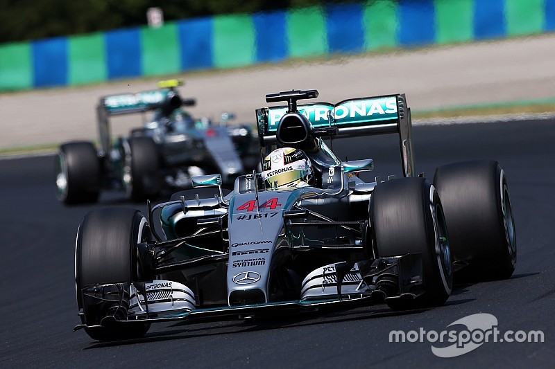 Lewis Hamilton, Mercedes AMG F1 W06 lidera a su compa&ntilde;ero de equipo Nico Rosberg, Mercedes AMG F1 W0