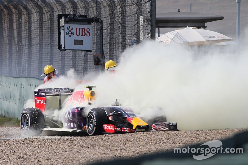 Daniil Kvyat, se retira de la carrera al tronar el motor de su Red Bull Racing RB11