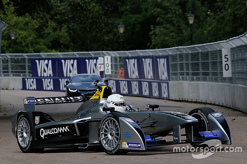 Prefeito de Londres, Boris Johnson anda num carro da Formula E no circuito do Battersea Park