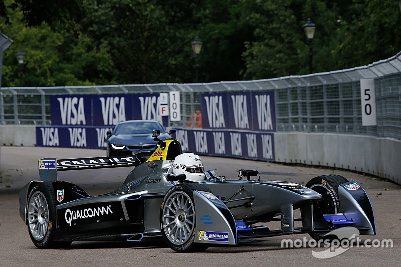 Prefeito de Londres, Boris Johnson anda num carro da Formula E no circuito do Battersea Park 