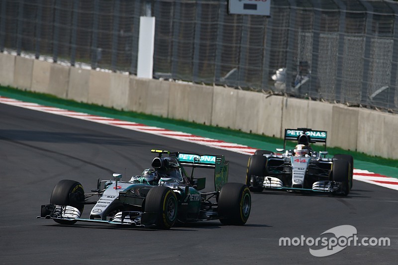 Nico Rosberg, Mercedes AMG F1 W06 lidera a Lewis Hamilton, Mercedes AMG F1 W06