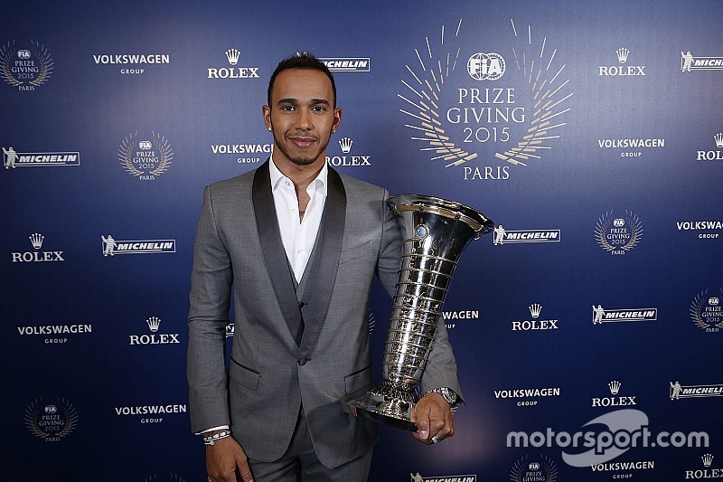 Lewis Hamilton ontvangt wereldtitelbokaal: 'Een droom'