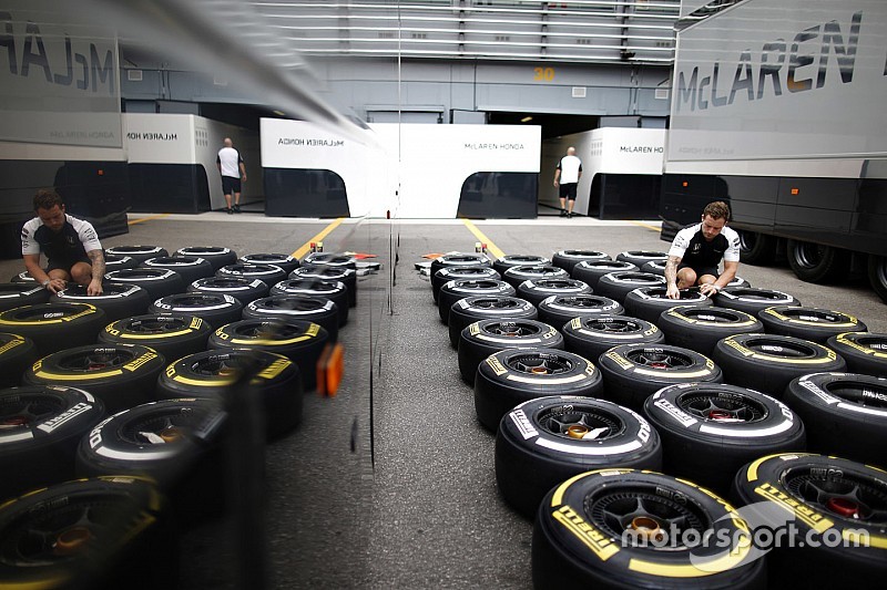 Ingeniero de McLaren con los neum&aacute;ticos Pirelli
