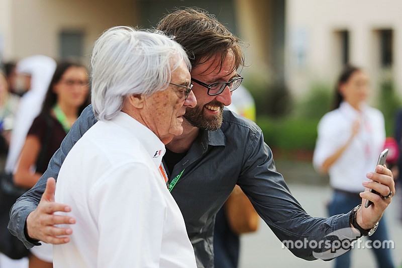 Bernie Ecclestone laat een selfie maken