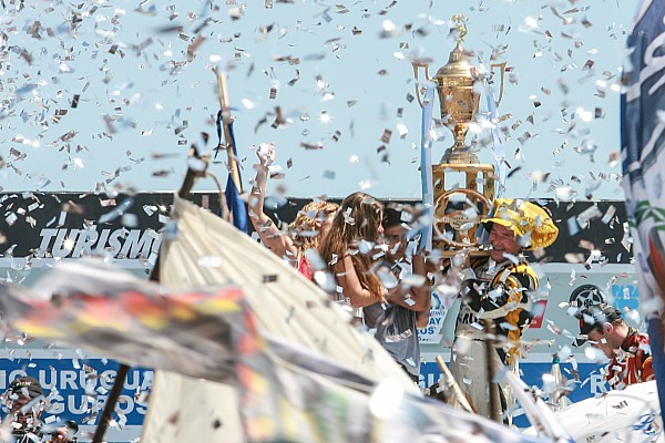 Cerca de los 50 años, Martínez volvió a gritar campeón