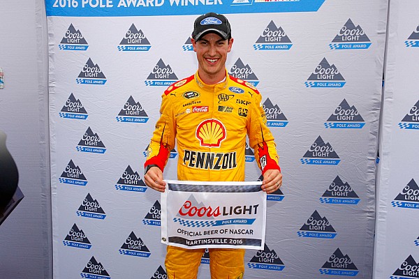 Dominante, Logano conquista pole para prova de Martinsville