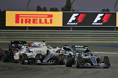 Der Startcrash zwischen Valtteri Bottas und Lewis Hamilton