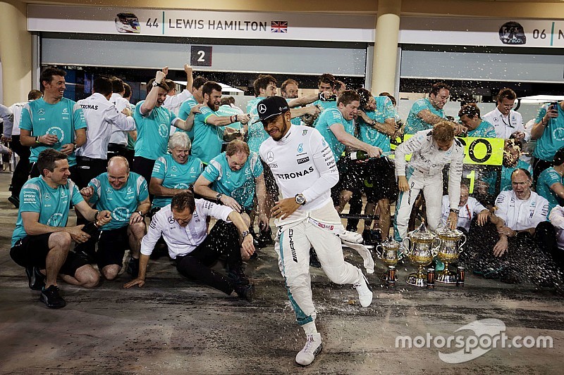 Race winner Nico Rosberg, Mercedes AMG F1 Team celebrates with team mate Lewis Hamilton, Mercedes AM