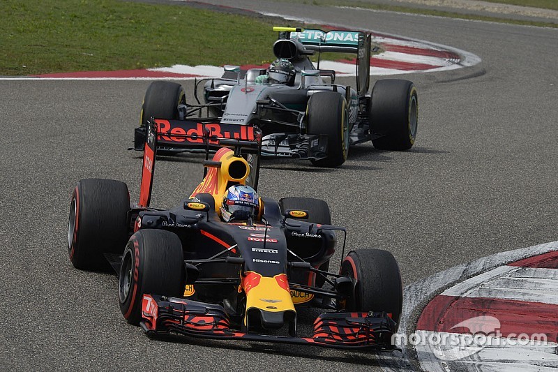 Daniel Ricciardo, Red Bull Racing RB12 and Nico Rosberg, Mercedes AMG F1 Team W07