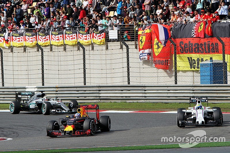 Daniel Ricciardo, Red Bull Racing RB12 and Felipe Massa, Williams FW38