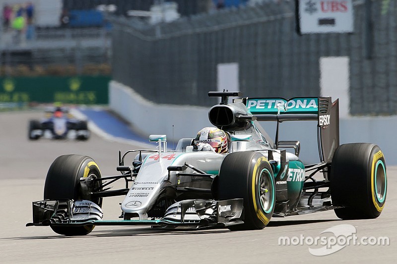 Formel 1 in Sochi: Lewis Hamilton mit Bestzeit im zweiten Training