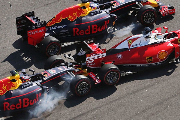 El enfado de Vettel tras el doble impacto de Kvyat contra su Ferrari