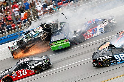 NASCAR in Talladega: Spektakuläre Videos vom irren „Demolition Derby“!