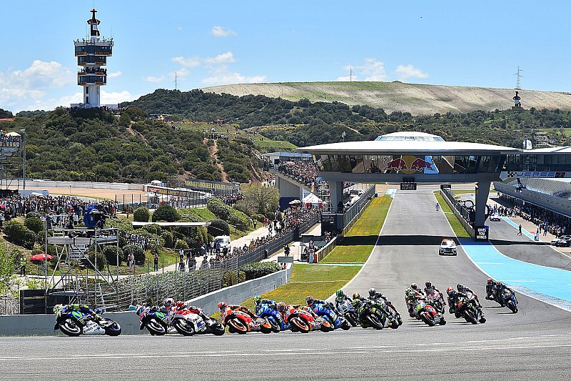 Valentino Rossi, Yamaha Factory Racing leads at the start