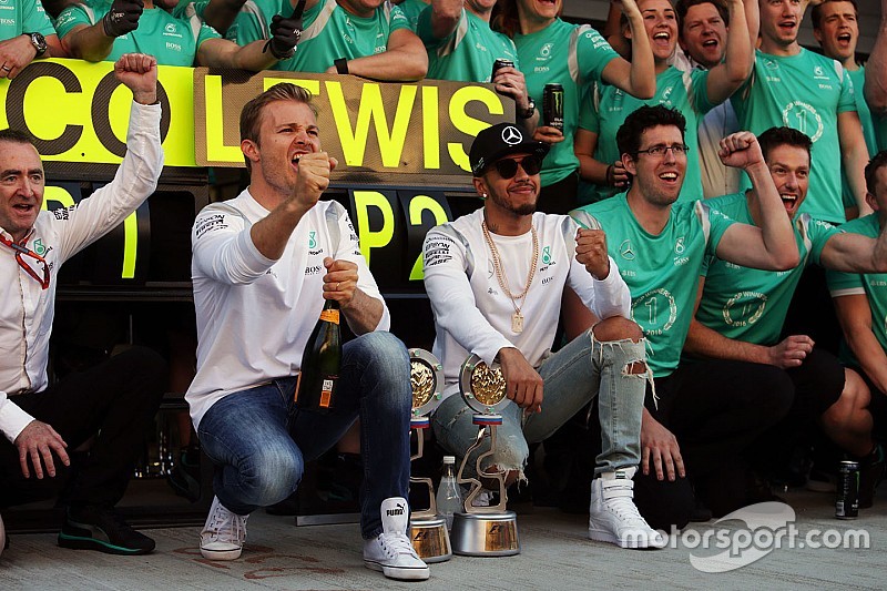 Ganador Nico Rosberg, Mercedes AMG F1 celebra con su compa&ntilde;ero de equipo Lewis Hamilton, Mercedes AM