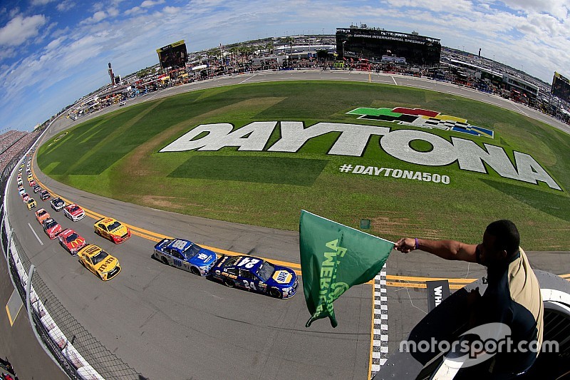 Start: Chase Elliott, Hendrick Motorsports Chevrolet leads