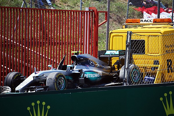 Batida faz Mercedes perder chance de igualar Senna e Prost