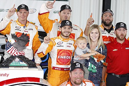 Kyle Larson gana en Pocono la carrera acortada por lluvia