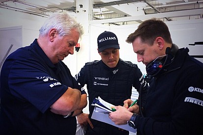 Röviden: Bottas feltartotta Ricciardót, 3 helyes büntetés a futamra